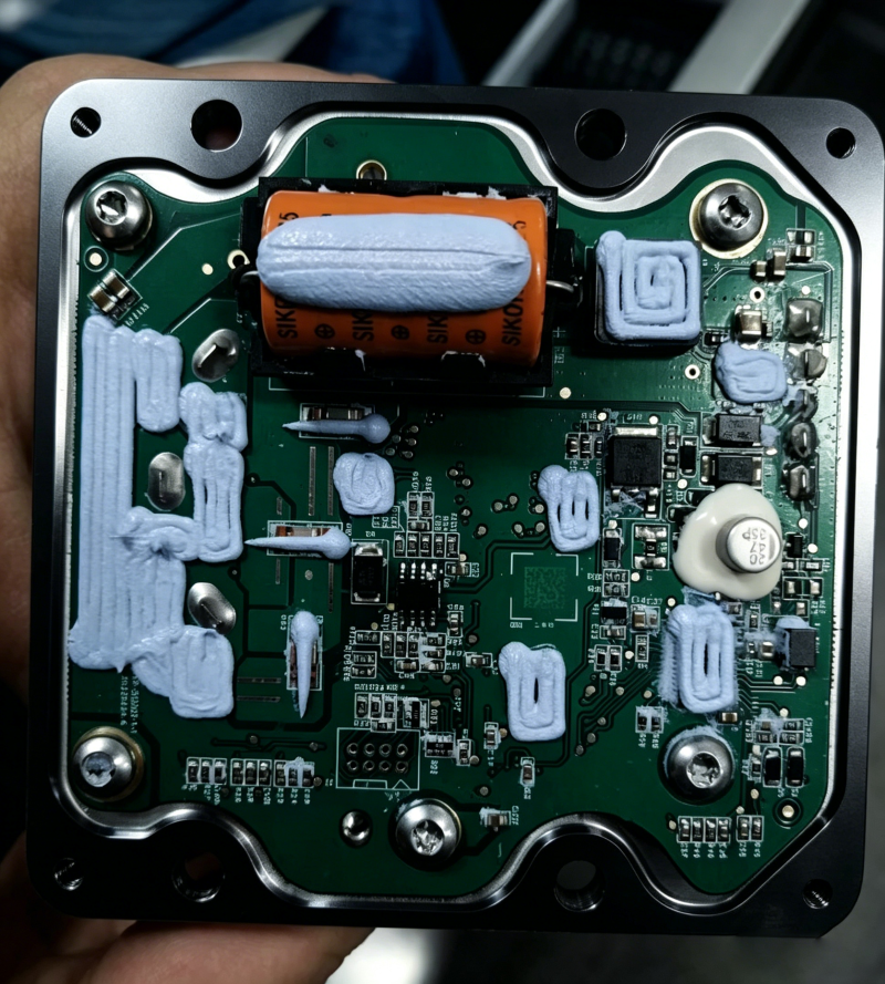 兆科 TIF 导热泥｜电机驱动 PCB 板专用柔性导热填缝材料